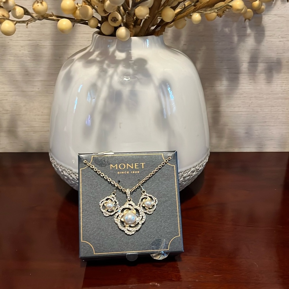 Necklace and earring set
